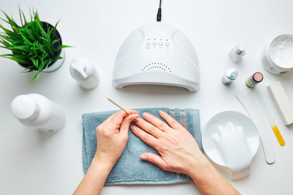 Przygotowanie pod manicure hybrydowy.