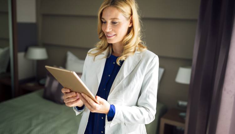 młoda kobieta w formalnym stroju