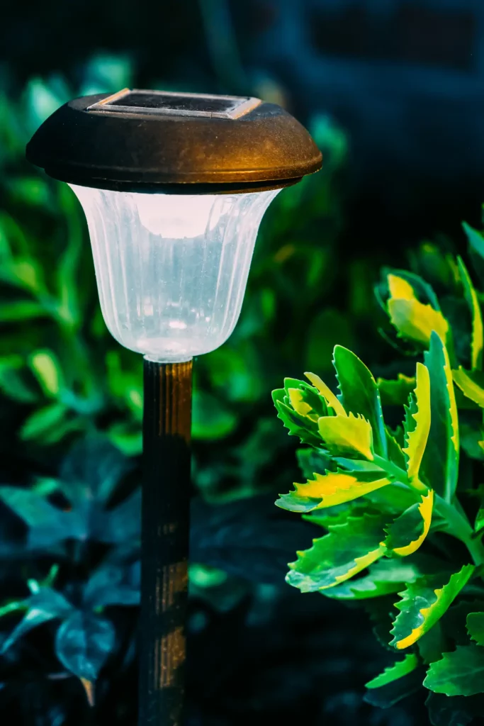 Lampa solarna wykonana z takich materiałów jak szkło i tworzywo sztuczne.