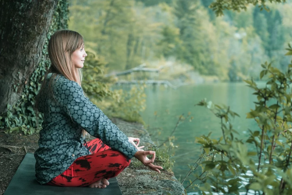 Przebywanie w lesie połączone z medytacją