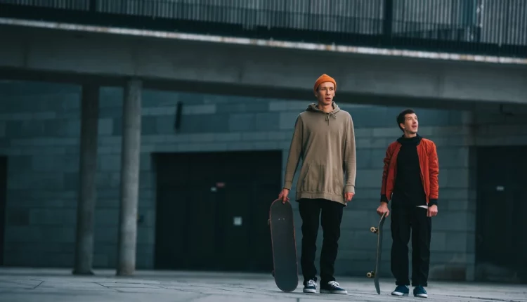 Dwóch młodych mężczyzn ubranych w stylu streetwear