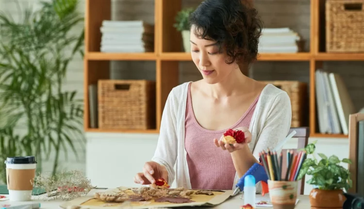 kobieta tworząca dzieło