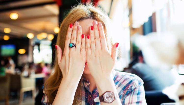 Osoba będąca szarą myszką