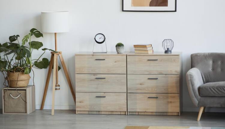 Komoda z szufladami w salonie.