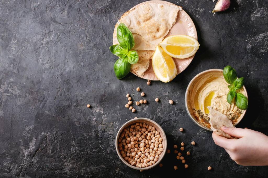 Hummus z dodatkiem łyżki oliwy.