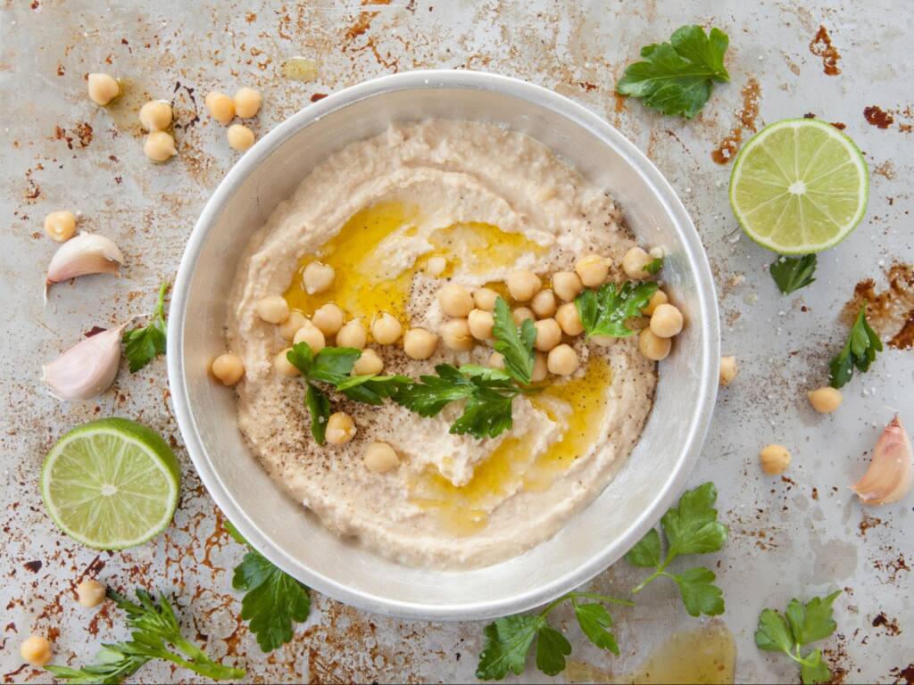 Dobry hummus z natką pietruszki.