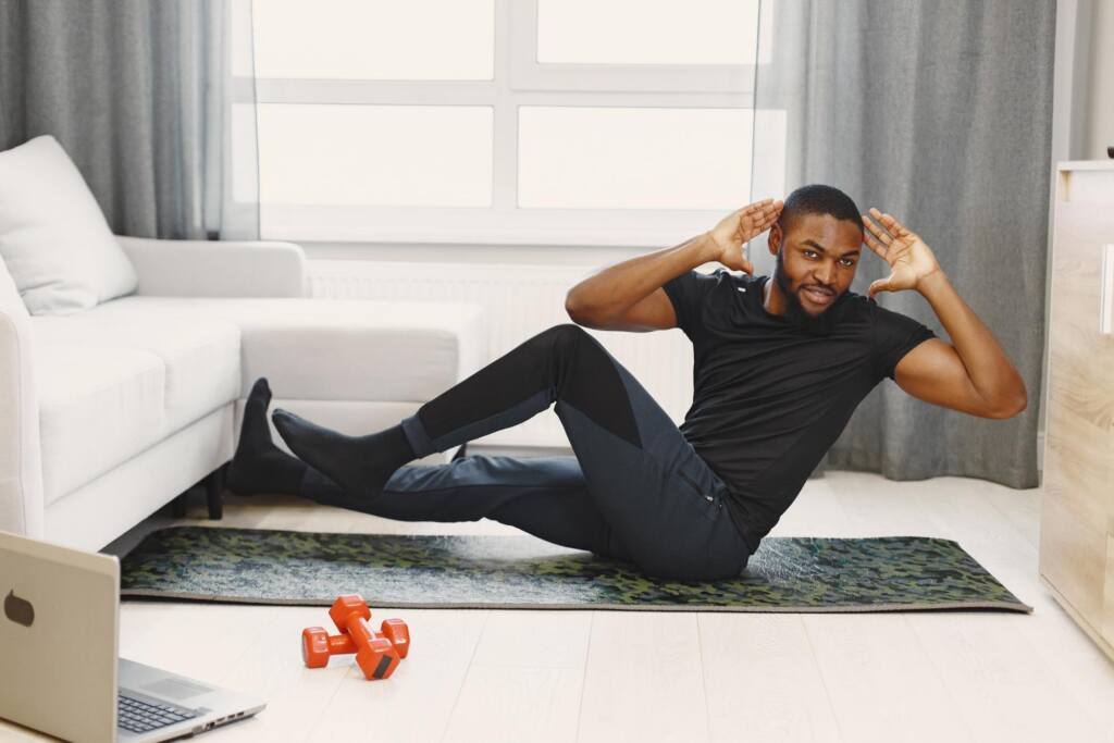 Wykonywanie ćwiczeń pilates w domu.