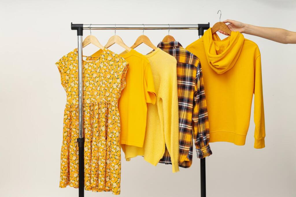 Modne ubrania z dominującym kolorem żółtym.